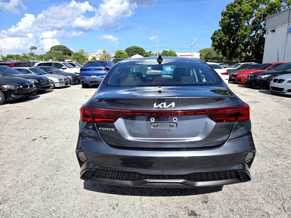 2023 Kia Forte - Image 5 of 19