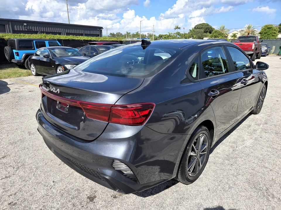 2023 Kia Forte - Image 4 of 19
