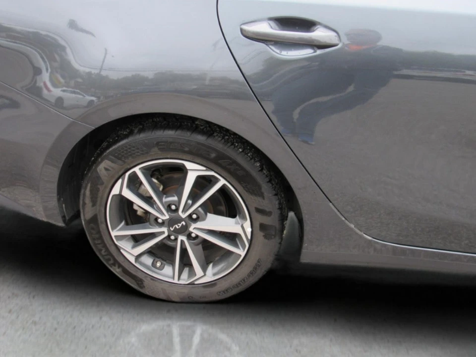 2023 Kia Forte - Image 4 of 12