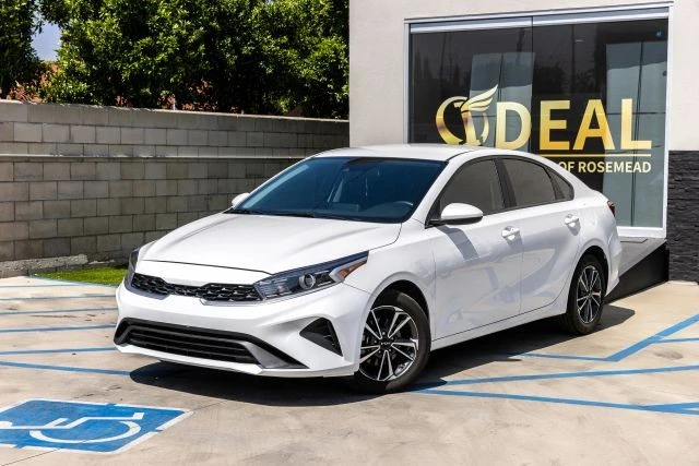 2023 Kia Forte - Image 6 of 31