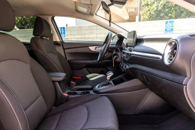 2023 Kia Forte - Image 18 of 31