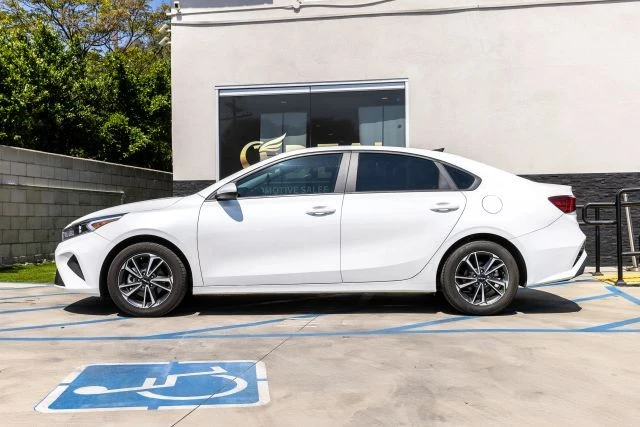 2023 Kia Forte - Image 9 of 31