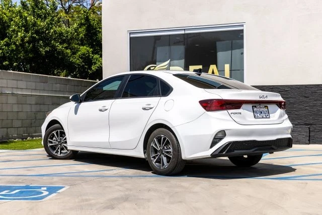 2023 Kia Forte - Image 11 of 31