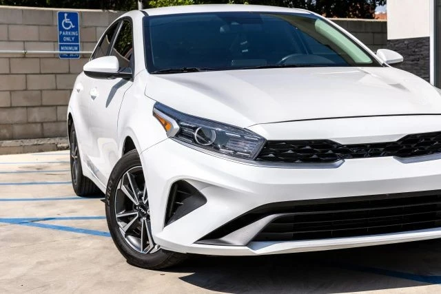 2023 Kia Forte - Image 2 of 31