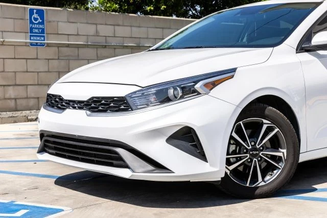 2023 Kia Forte - Image 7 of 31