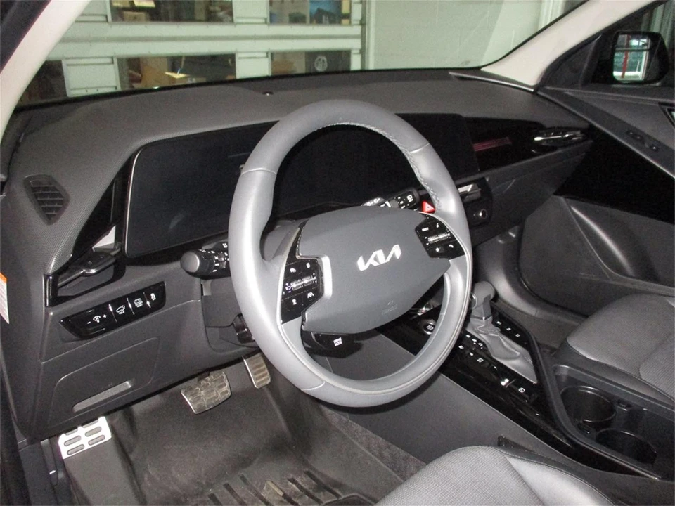 2023 Kia Niro - Image 26 of 31