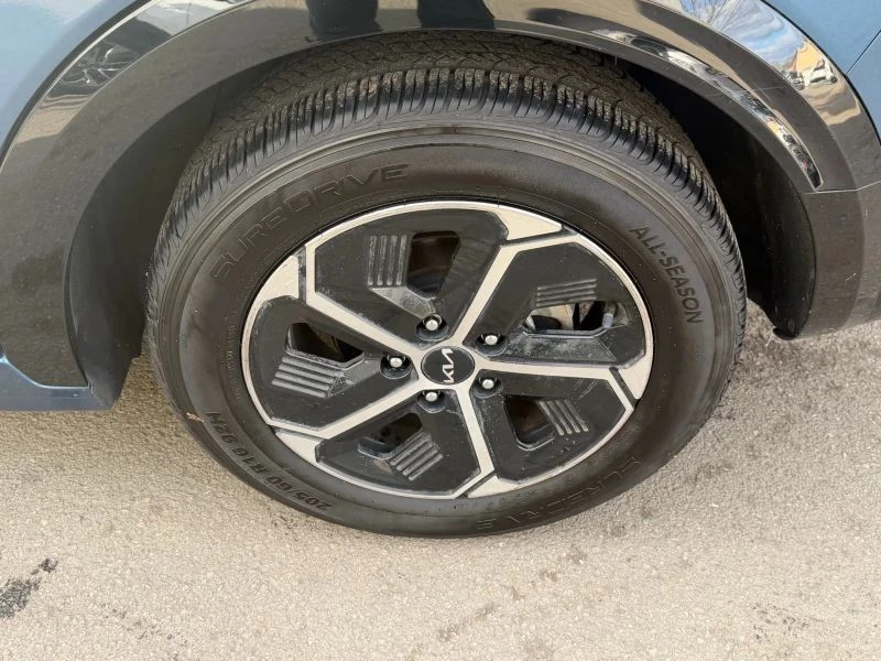 2023 Kia Niro - Image 9 of 12