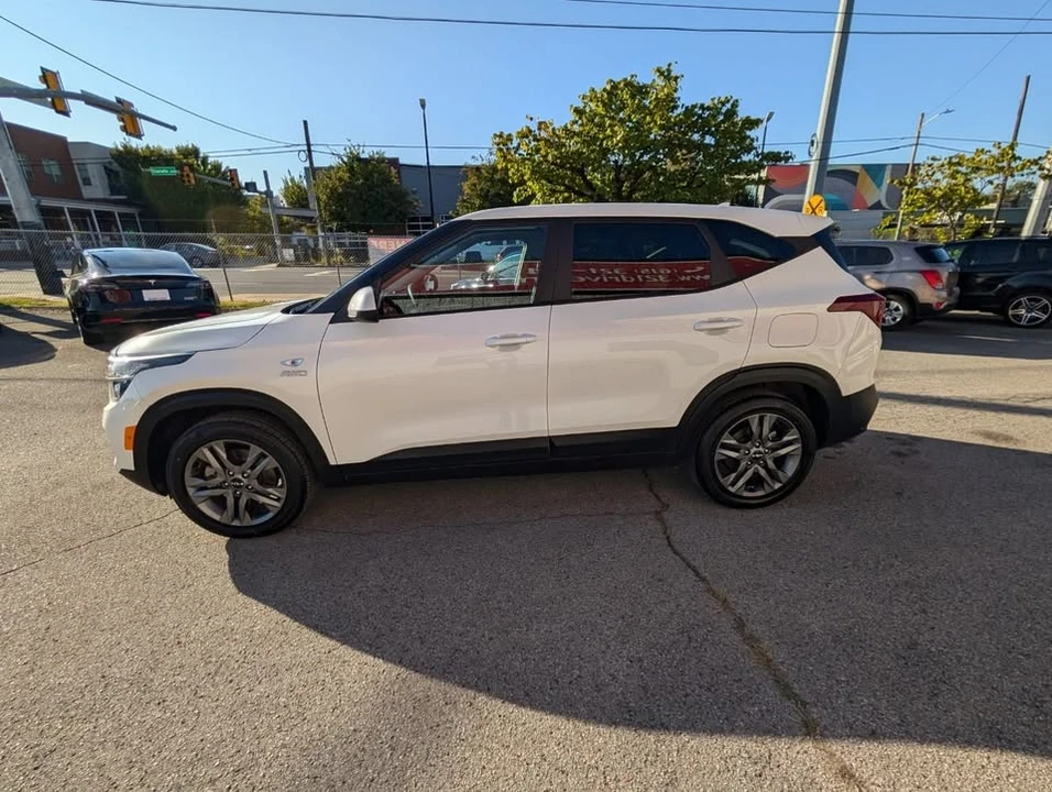 2023 Kia Seltos - Image 6 of 17