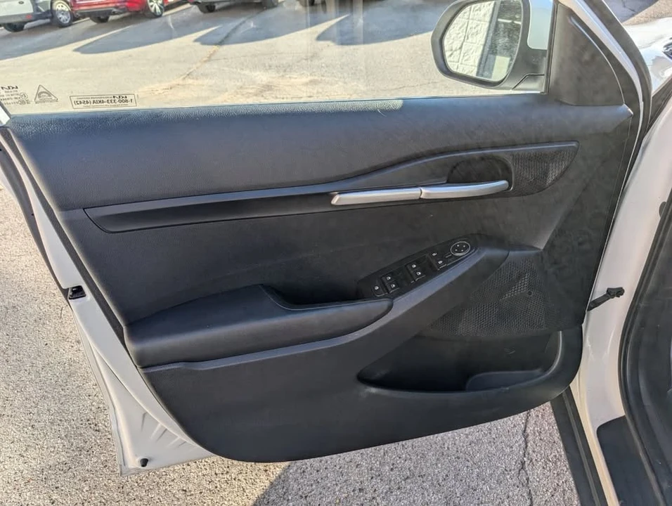2023 Kia Seltos - Image 8 of 17