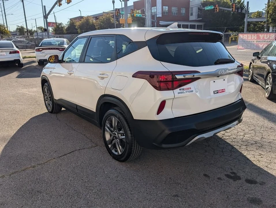 2023 Kia Seltos - Image 5 of 17