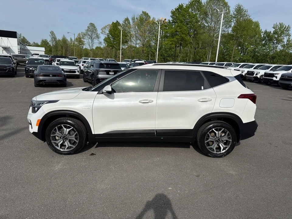 2023 Kia Seltos - Image 2 of 31