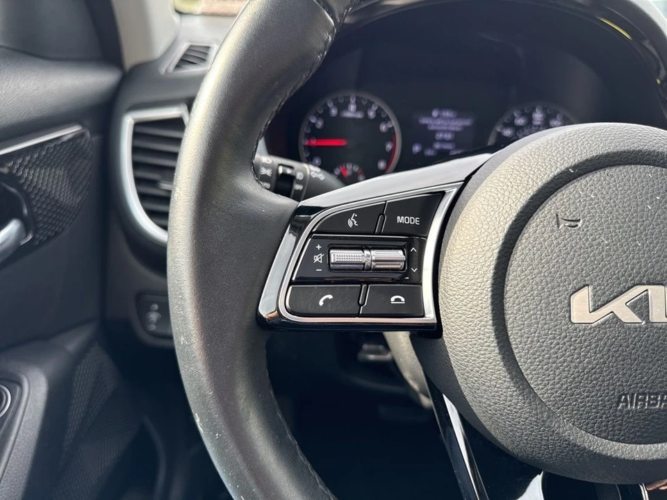 2023 Kia Seltos - Image 17 of 31