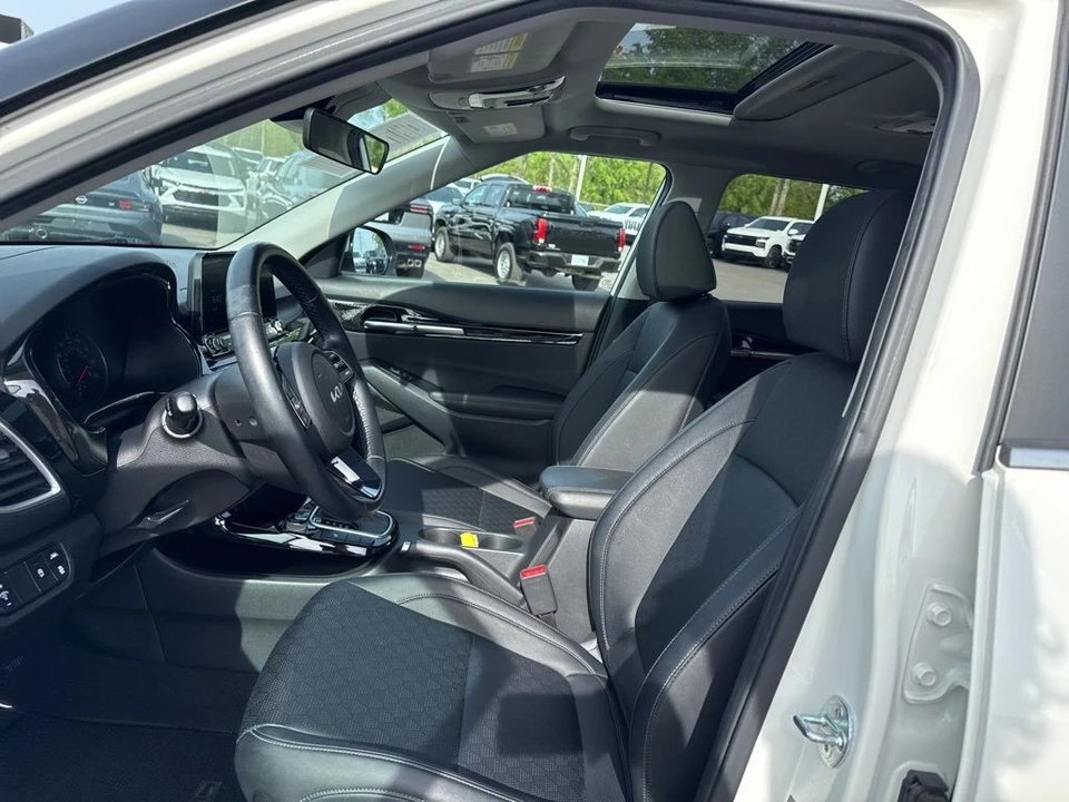 2023 Kia Seltos - Image 9 of 31