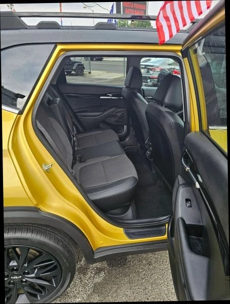 2023 Kia Seltos - Image 10 of 12