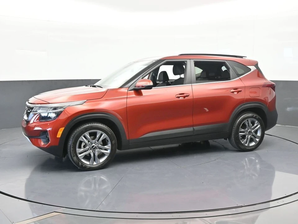 2023 Kia Seltos - Image 2 of 12