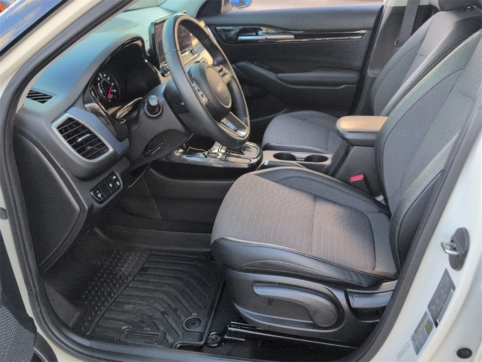 2023 Kia Seltos - Image 6 of 12