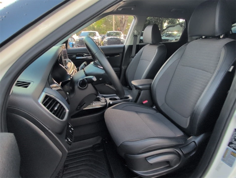 2023 Kia Seltos - Image 5 of 12