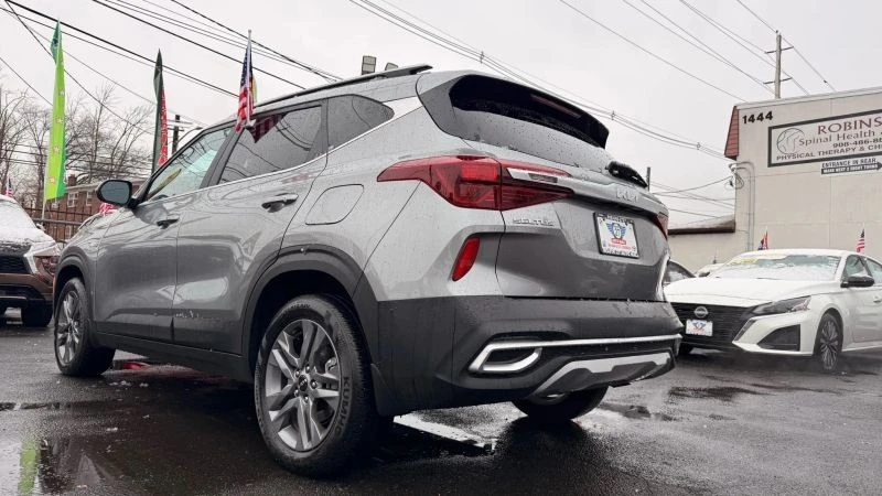 2023 Kia Seltos - Image 8 of 12