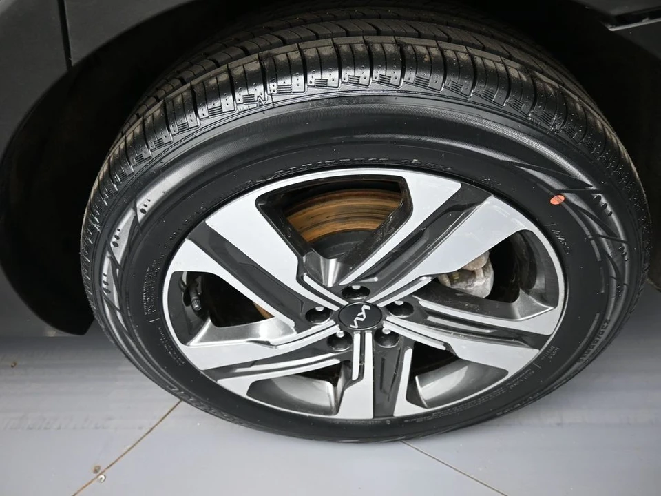 2023 Kia Sorento - Image 15 of 21