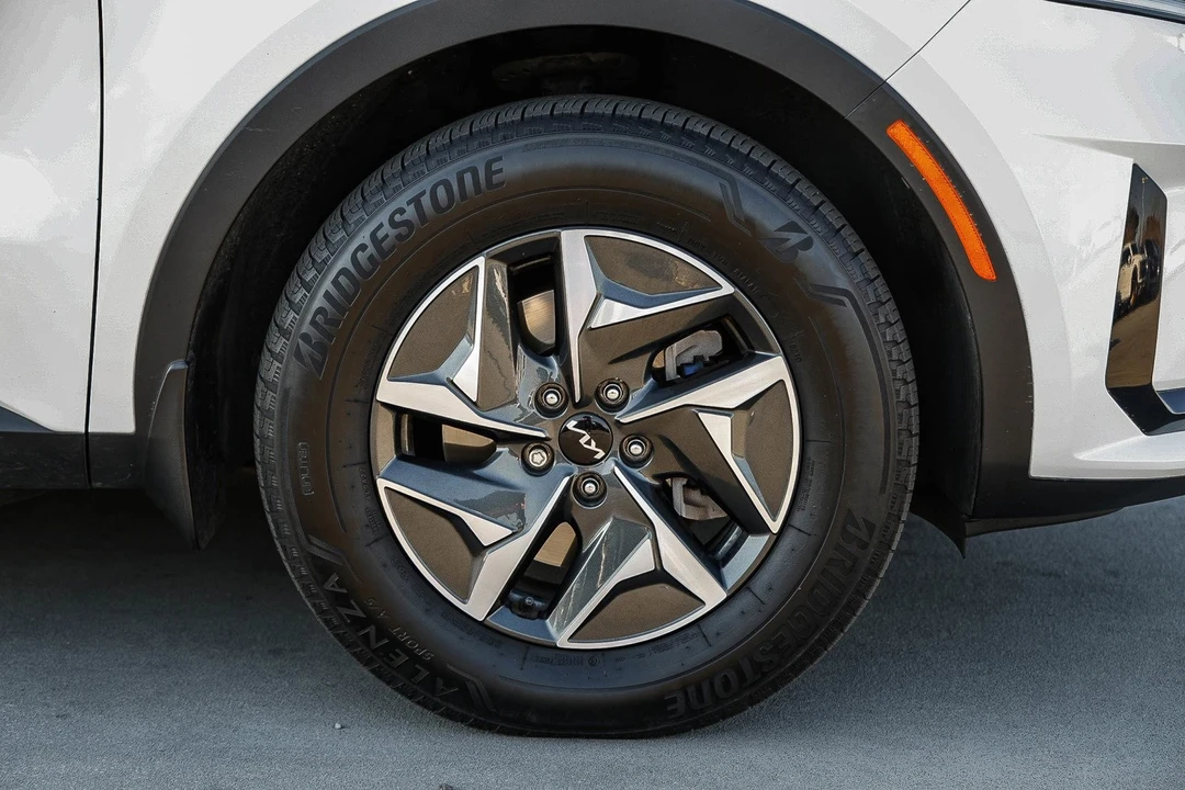 2023 Kia Sorento - Image 9 of 12