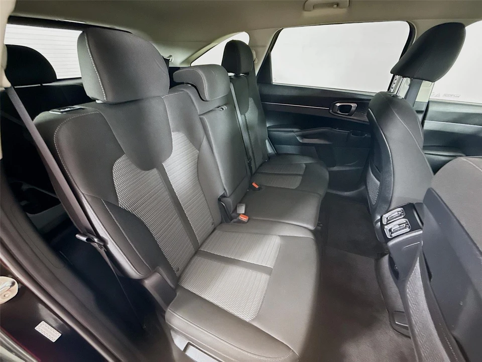 2023 Kia Sorento - Image 15 of 21