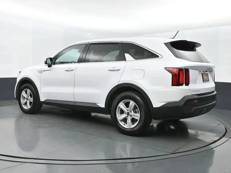 2023 Kia Sorento - Image 9 of 12