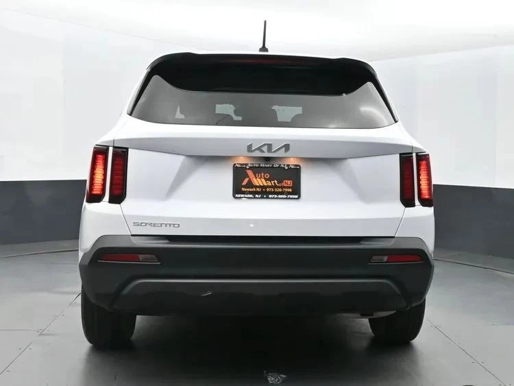 2023 Kia Sorento - Image 8 of 12