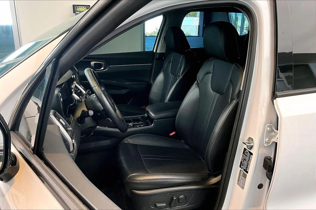 2023 Kia Sorento - Image 8 of 12