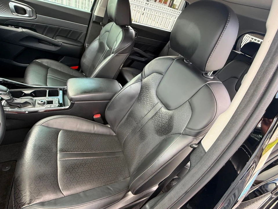 2023 Kia Sorento - Image 2 of 12