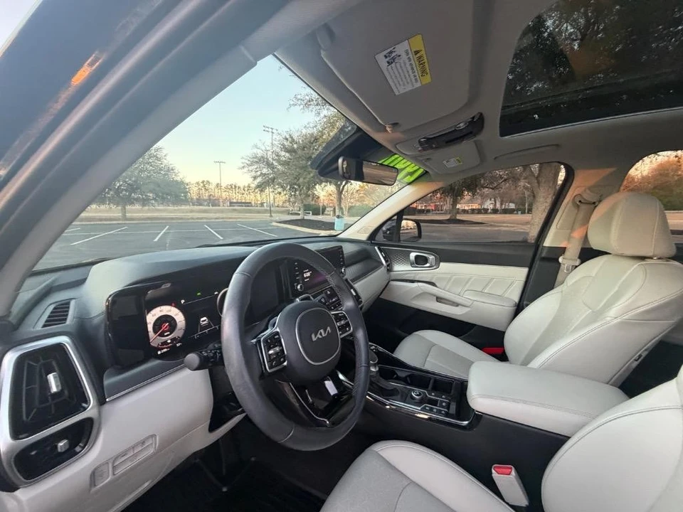 2023 Kia Sorento - Image 8 of 21