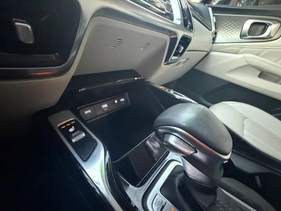 2023 Kia Sorento - Image 17 of 21