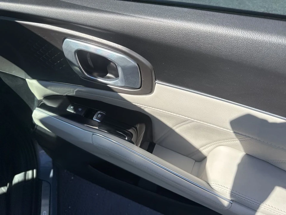 2023 Kia Sorento - Image 14 of 21