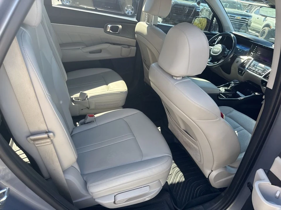 2023 Kia Sorento - Image 11 of 21