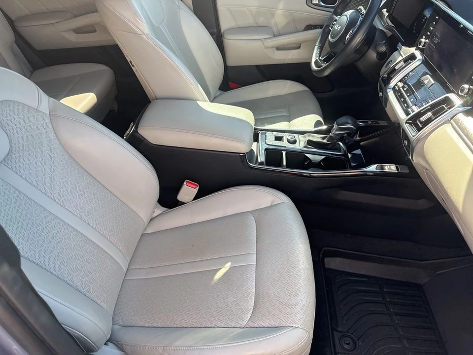 2023 Kia Sorento - Image 16 of 21