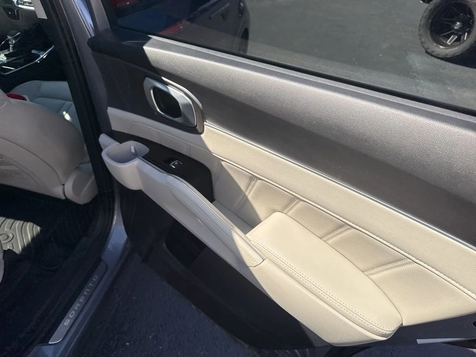 2023 Kia Sorento - Image 12 of 21