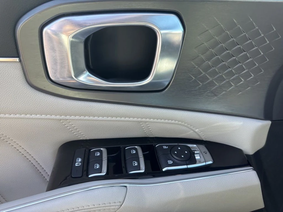 2023 Kia Sorento - Image 17 of 21