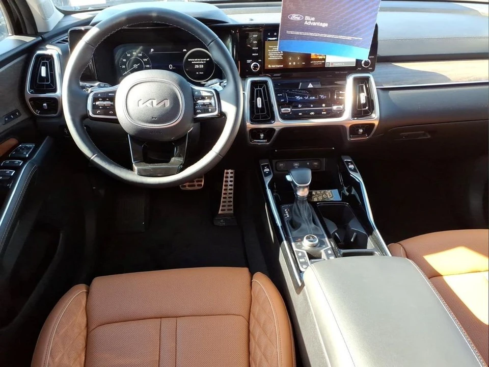 2023 Kia Sorento - Image 8 of 21