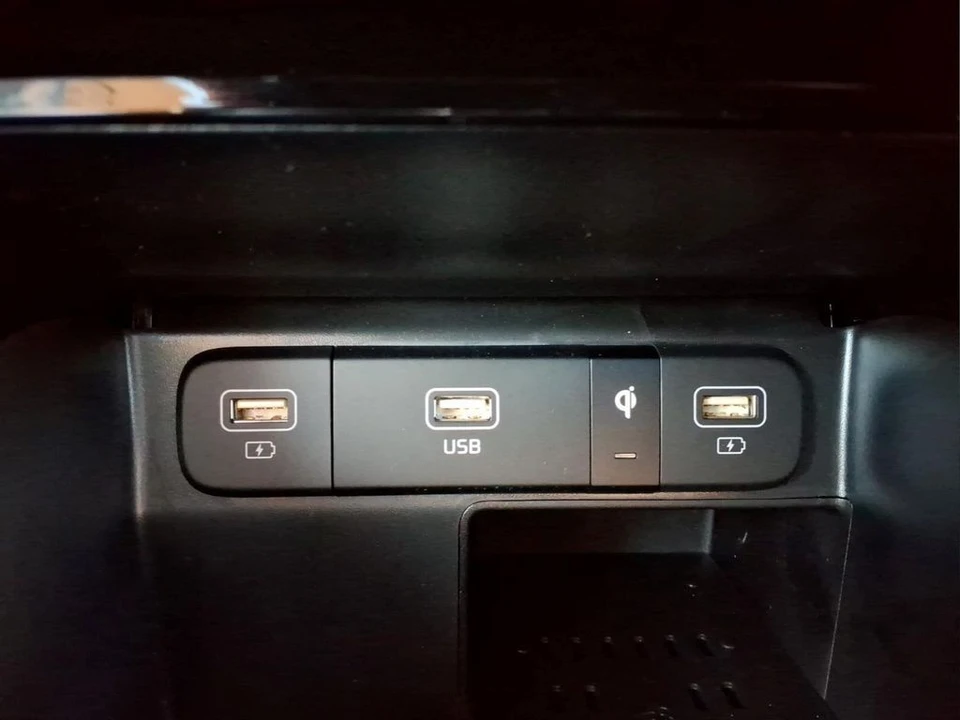 2023 Kia Sorento - Image 12 of 21