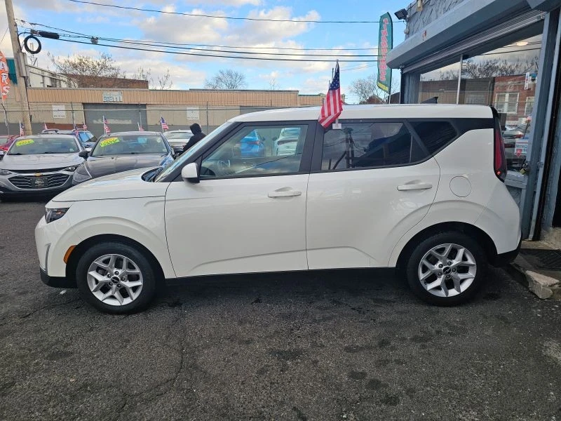 2023 Kia Soul - Image 2 of 12