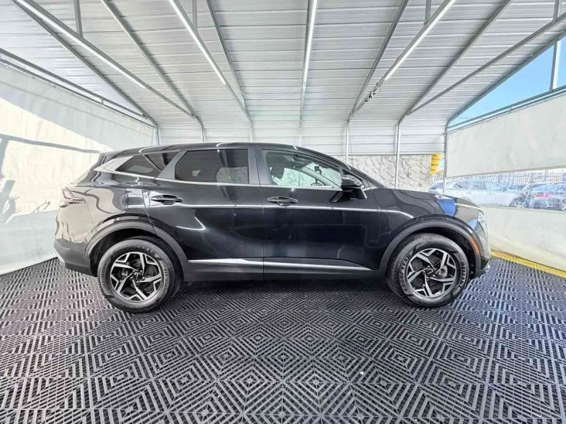 2023 Kia Sportage - Image 8 of 12