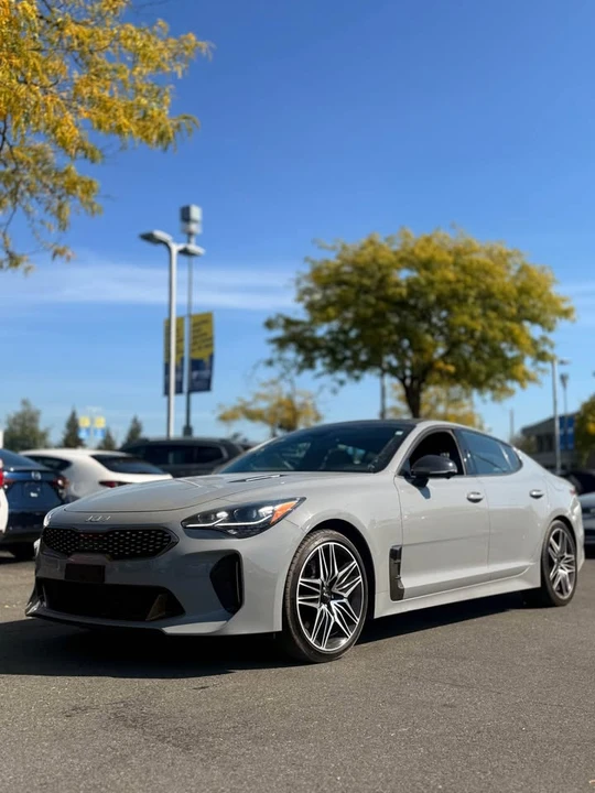 2023 Kia Stinger - Image 2 of 15