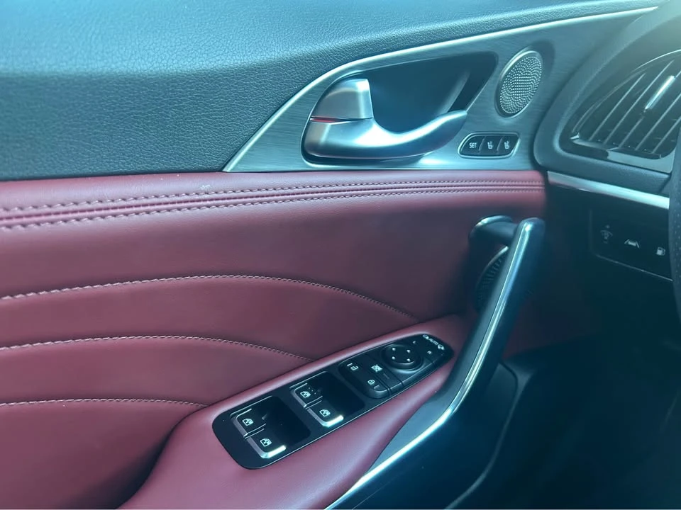 2023 Kia Stinger - Image 10 of 20