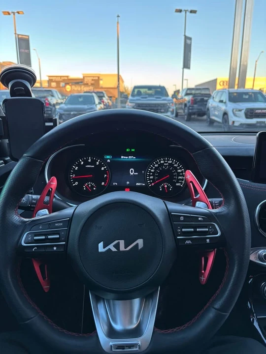 2023 Kia Stinger - Image 13 of 17