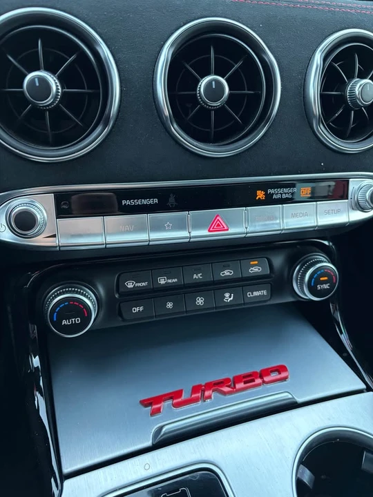2023 Kia Stinger - Image 15 of 17
