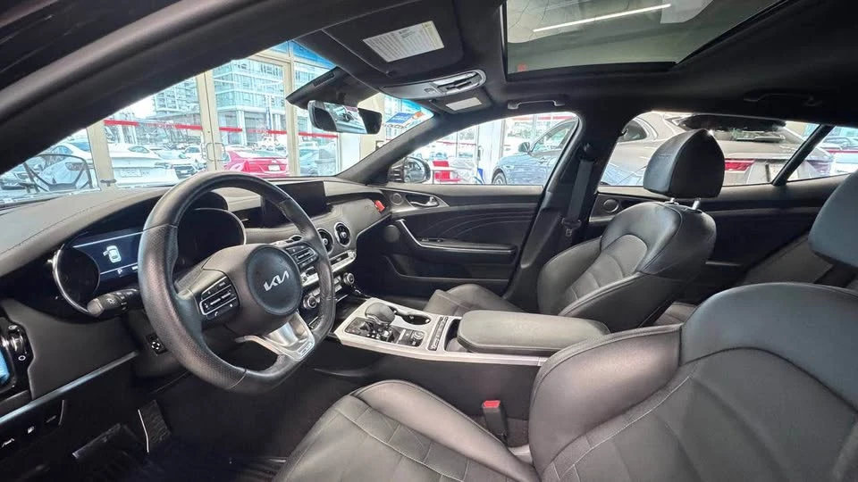 2023 Kia Stinger - Image 10 of 14