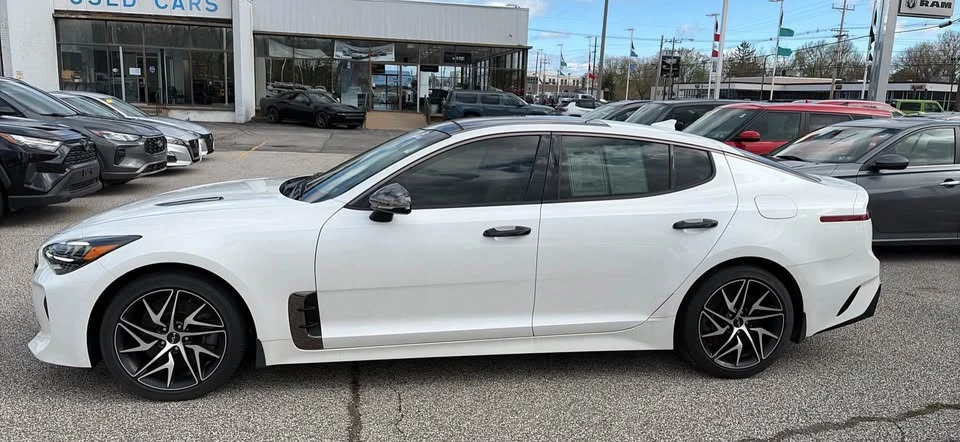 2023 Kia Stinger - Image 2 of 11