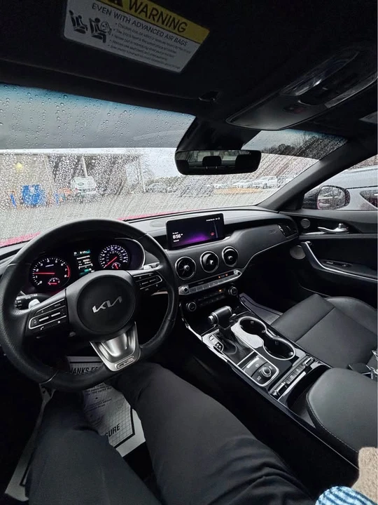 2023 Kia Stinger - Image 2 of 4