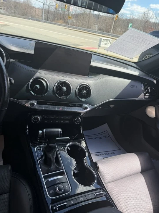 2023 Kia Stinger - Image 9 of 11