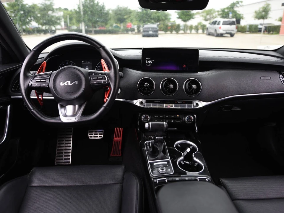 2023 Kia Stinger - Image 17 of 18