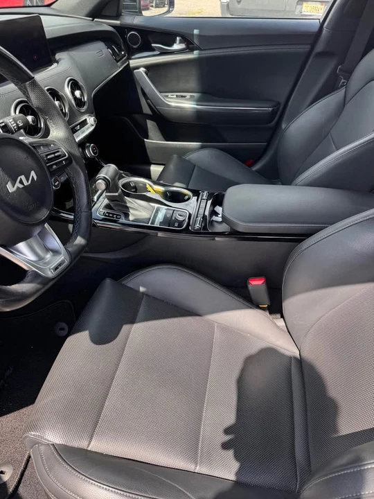 2023 Kia Stinger - Image 7 of 10